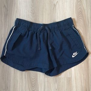 ⭐️NIKE Sportswear Shorts - W Large 12-14⭐️